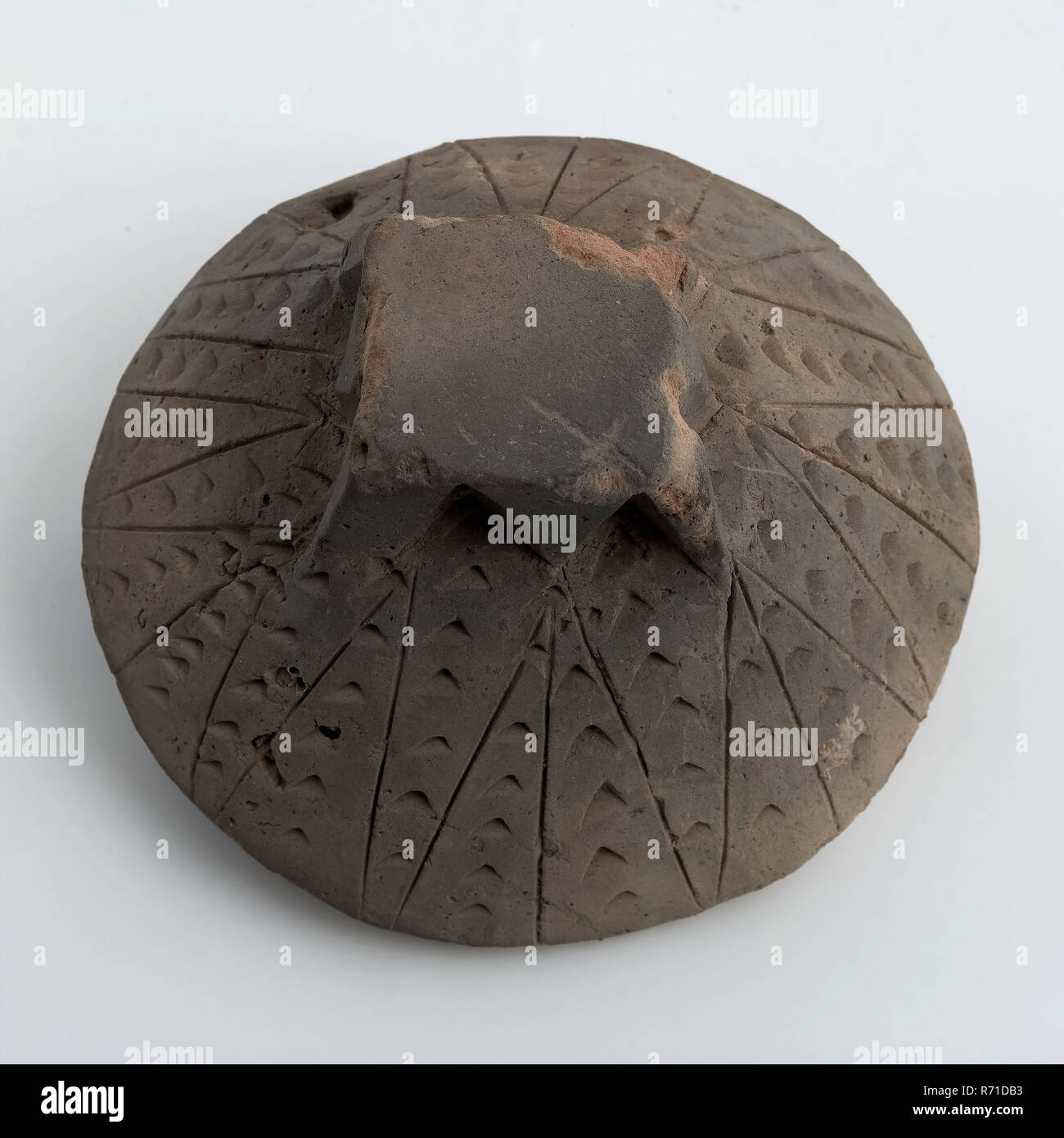 Dover Con Pulsante Quadrato Decorata In Tecnica Carving Tre Incisi Gli Uccelli Smorzatore Di Massa Riscaldamento