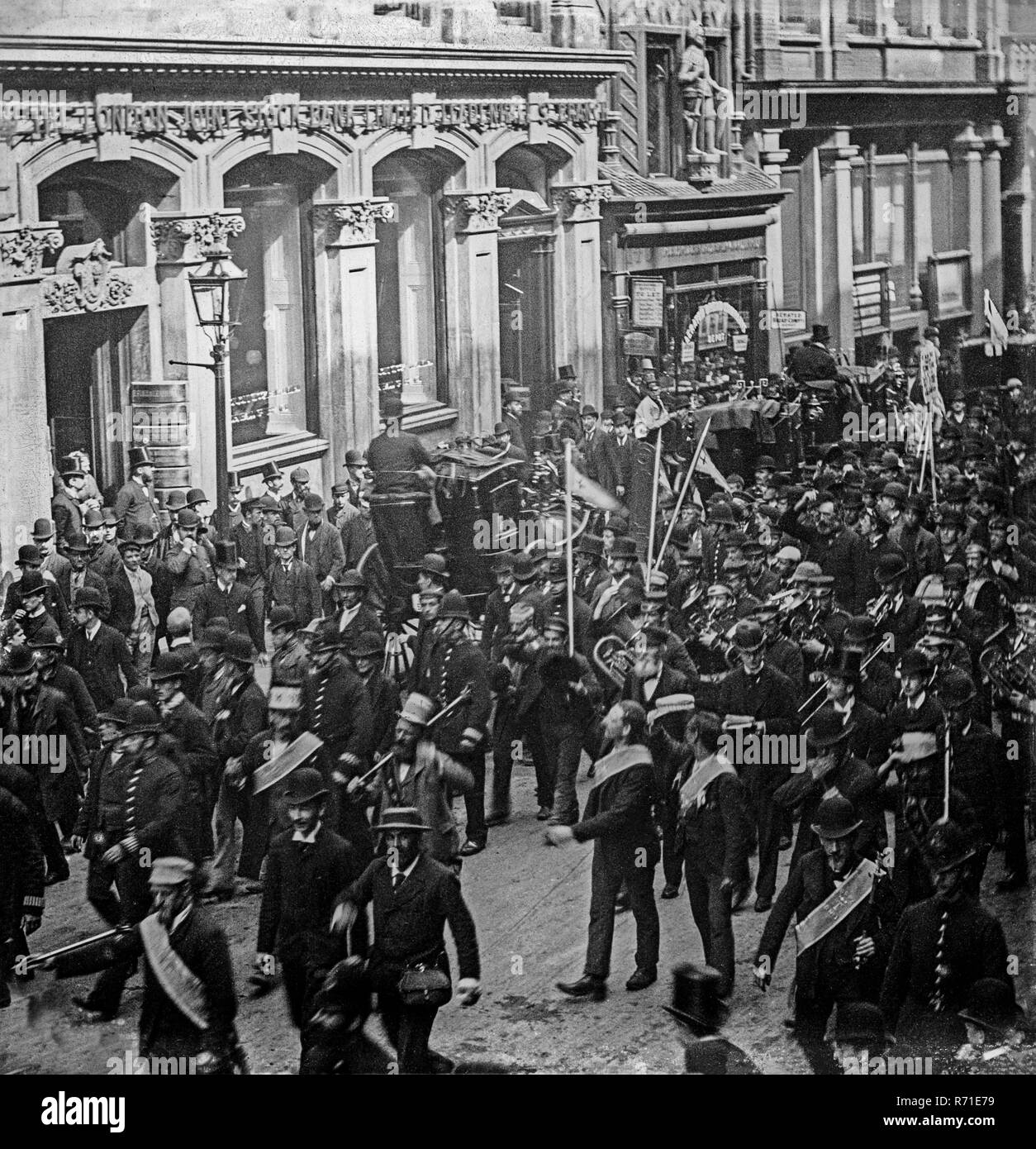 Un tardo vittoriana di fotografia scattata per le strade di Londra, Inghilterra, mostrando una sfilata passando il London Joint Stock Bank Foto Stock
