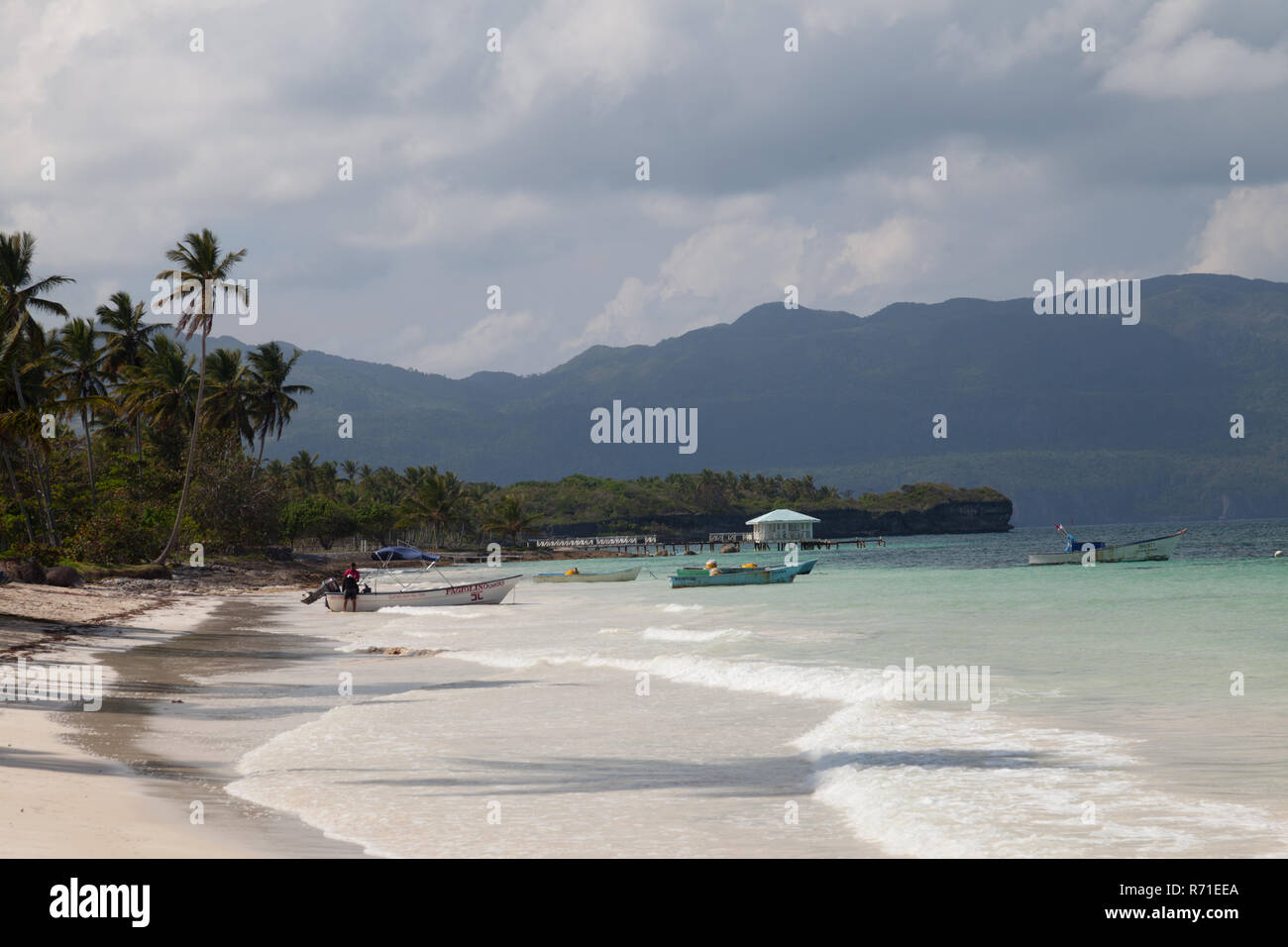 Piccole barche ancorate su una spiaggia tropicale Foto Stock