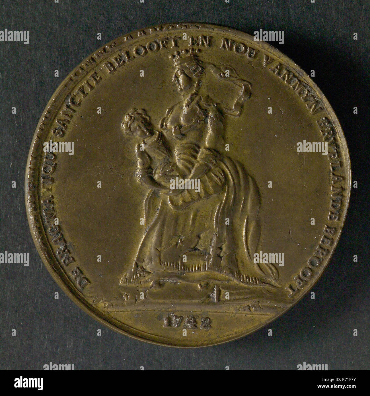 Medaglia di spot sulla sanzione pragmatica in Austria, che stabiliva che da allora in poi la donna dovrebbe venire sul trono in tutti gli austriaci paesi ereditari, spotpenning penning materiale visivo in ottone, il cardinale de Fleury punti con stick sulla scheda che mostra testo. Gli elettori di Sassonia e Baviera re di Polonia designare zone di cui credono sono dovuti sulla mappa: SAX BOHEME BYR SILES BAV OOSTENE (Sassonia Bohemia Baviera Slesia .. Austria) Legenda: EEDE E VERBONDE GEBROOKEN: ENT FIRE ALOMME ENTIRELED legenda nel campo sotto il fuoco: SANCTI sul bordo: chiaro firma Maria Theresia Giuseppe Foto Stock