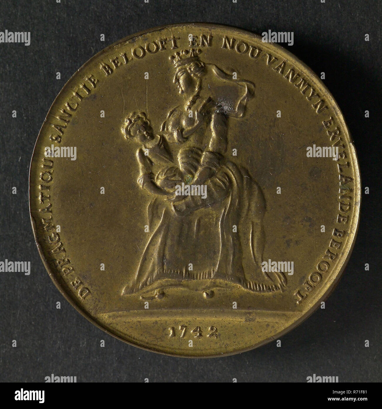 Medaglia di spot sulla sanzione pragmatica in Austria, che stabiliva che da allora in poi la donna dovrebbe venire sul trono in tutti eredi austriaco, spotpenning penning riprese in ottone, il cardinale de Fleury punti con stick sulla scheda che mostra testo. Gli elettori di Sassonia e Baviera re di Polonia designare zone di cui credono sono dovuti sulla mappa: SAX BOHEME BYR SILES BAV OOSTENE (Sassonia Bohemia Baviera Slesia .. Austria) Legenda: EEDE E VERBONDE GEBROOKEN: ENT FIRE ALOMME ENTIRELED legenda nel campo sotto il fuoco: SANCTI sul bordo: chiaro firma Maria Theresia Joseph II Charles VI prima Sil Foto Stock