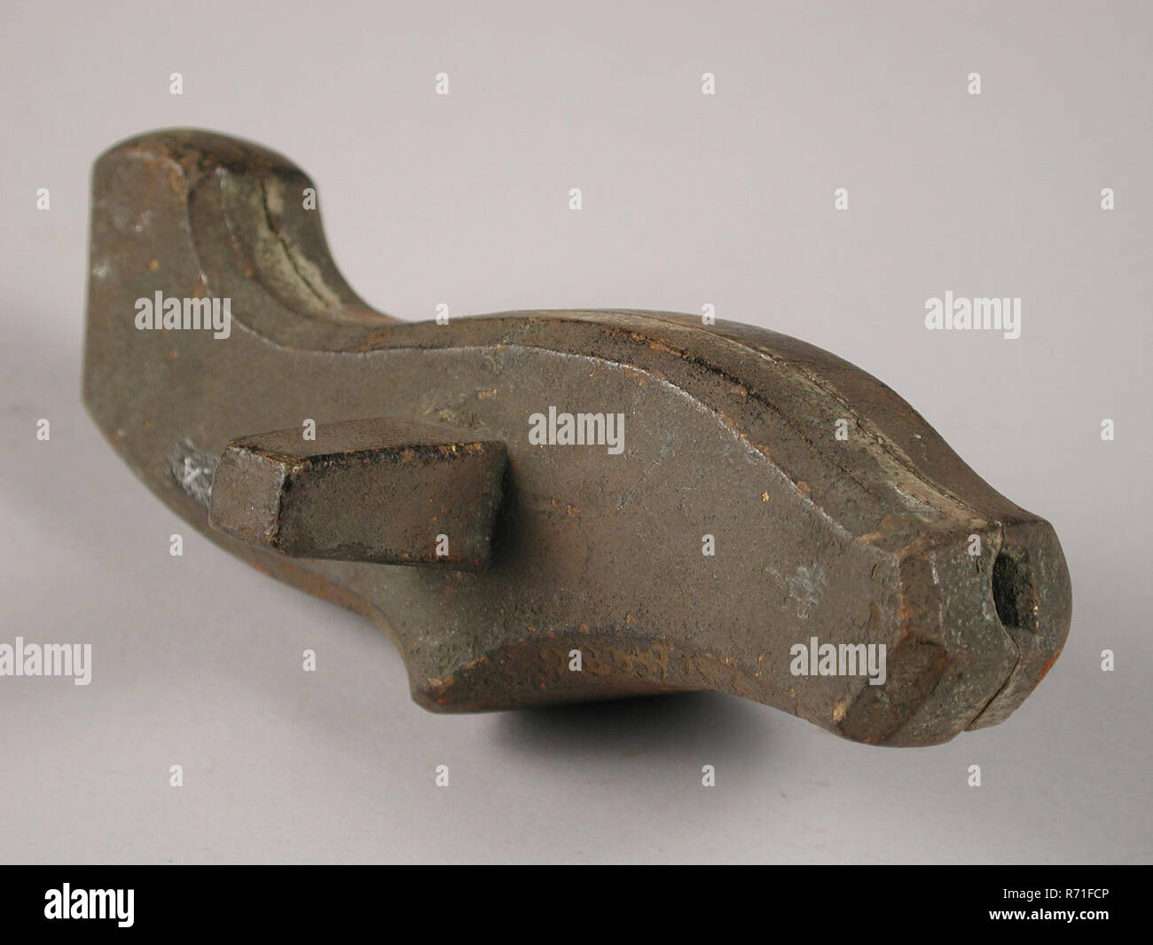 Due pezzi di stampo in bronzo per il lato sinistro del beccuccio della teiera o caffettiera, colata stampo tool kit di strumenti di metal bronzo metallico, cast a due pezzi di forma di bronzo per il lato sinistro del tubo di lancio per il tè o il caffè con un ottagonale a rotondo sul lato del tubo di lancio: 2834 186 Rotterdam tingieterij stainer tin tin Meeuws Druy forme di artigianato sono da quello originariamente xviii secolo Rotterdam tinnegieter Druy J. La stampi di grandi dimensioni che non sono stati firmati o datato erano di proprietà di tinker guild e noleggiati per il piccolo stagno caster. Foto Stock