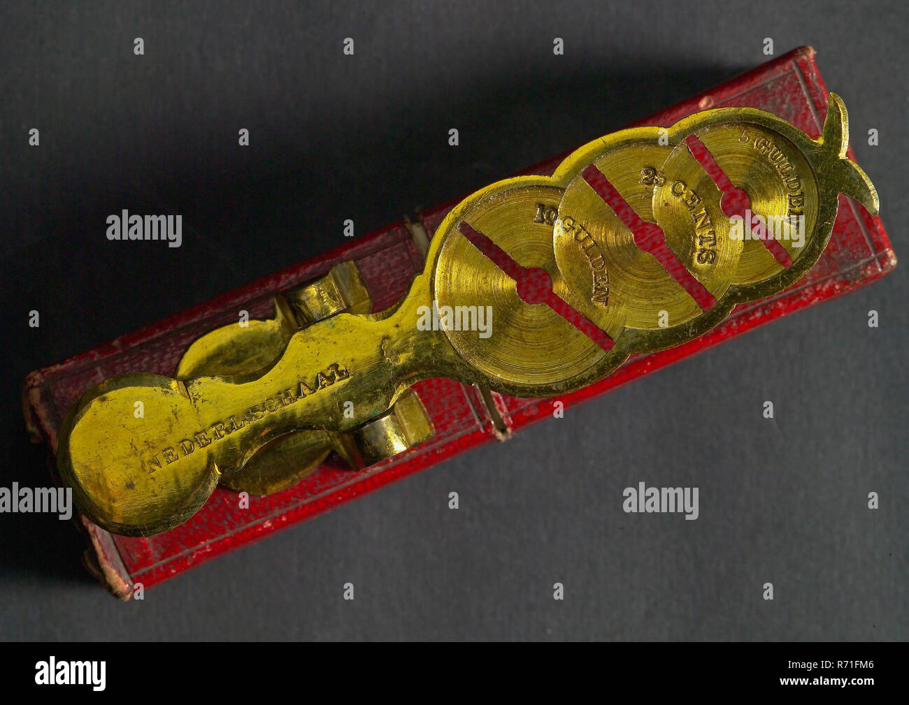 H.D.L. Ellinckhuysen, bilancia pesa golden decennio, quarto e golden cinque al tempo di Re Guglielmo I, in originale scatola rossa, bilancia Pesando strumento Strumento di misurazione porta guaina di cartone in ottone, l'equilibrio serve per la pesatura di oro quarto decimale e golden cinque al tempo di Re Guglielmo sulla parte superiore: NEDERL. Bilancia 10 GULDEN 25 centesimi 5 GULDEN coin Willem ho Foto Stock