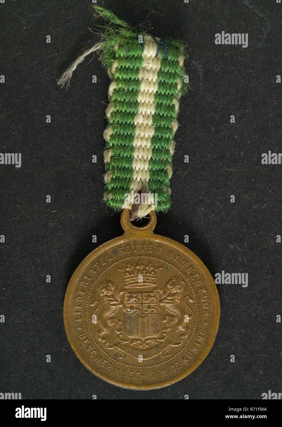 A. Fisch, attraversando le rotte maschio del Coro presso il concorso internazionale di canto in Rotterdam, penning il segno di usura vettore di identificazione tessile di rame, indossando il contrassegno sul verde bianco nastro verde, LIEDERTAFEL ROTTE DI UOMINI DI MAIS. (Omschrift top) PROTEZIONE MENTE Z.M IL RE (legenda sottostante) Rotterdam Rotte il coro maschile la musica Foto Stock