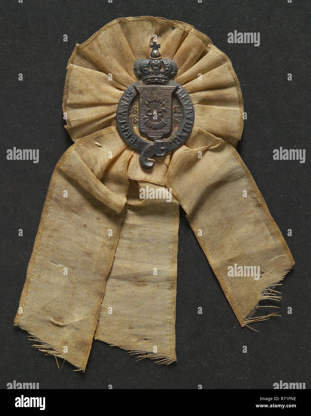 Segno sulla mezza centenario dell indipendenza Olandese, segno di usura identificazione argento supporto tessile, punto interrogativo nella forma di fibbia che mostra le sette frecce legati insieme nel campo di smalto coperto con la corona regale sul bordo della chiusura e fiancheggiata da 18-13 come analogo essendo e 18-63 persone leggere: NEêRLANDS BEVRYDING. Foto Stock