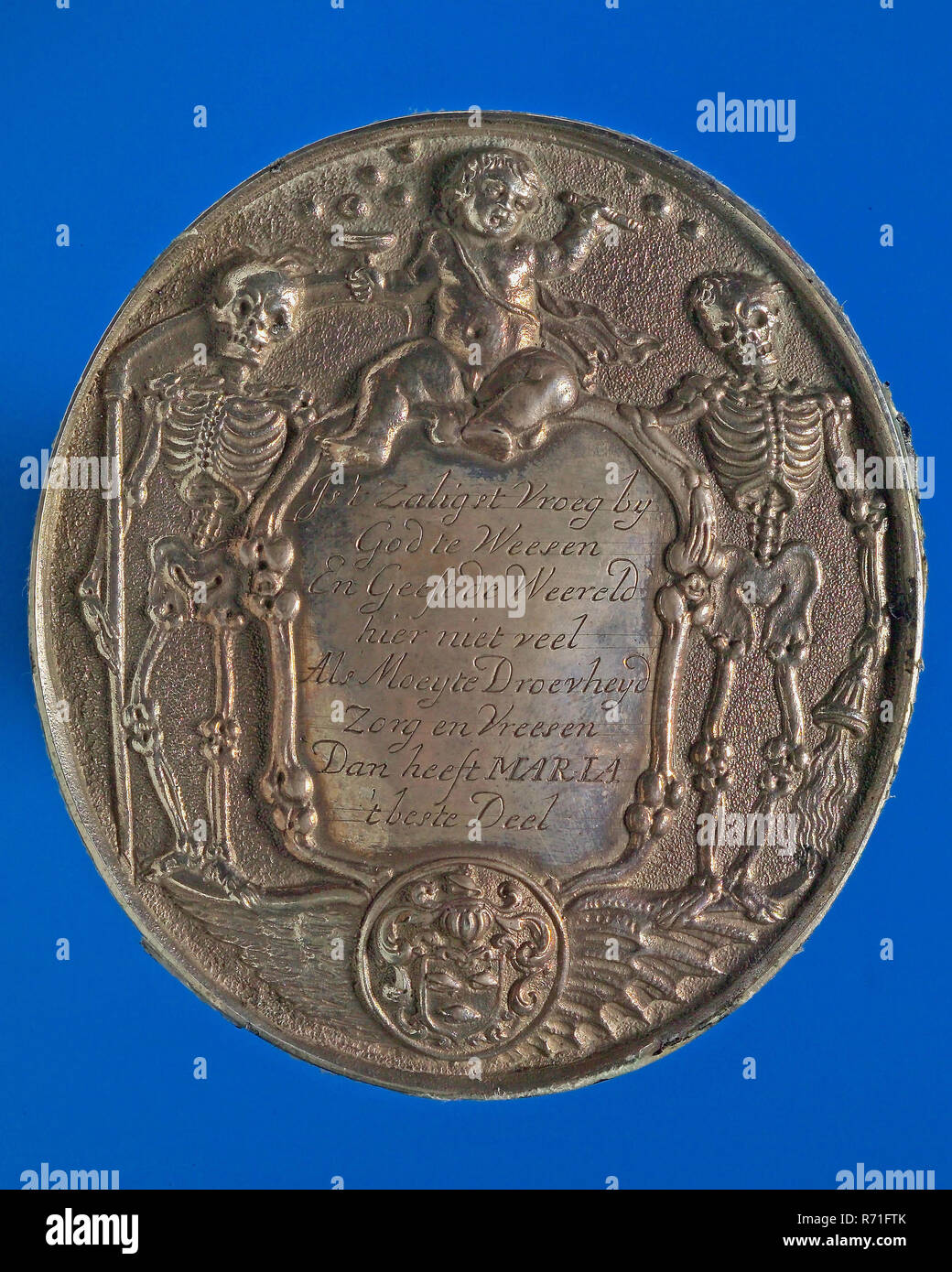 Vz: C. Coutrier, medaglia di placca sulla morte di Maria Mossel, certificato di morte della placca penning medaglia di argento di metraggio, cast, la falciatura di agricoltore con la falce nel paesaggio di sfondo lasciato casa MARIA MOSSEL OBIIT DEN 23 NOVEM 1733 vecchio 10 anni 8 mese () omschrift araldico ragazza bambino Foto Stock