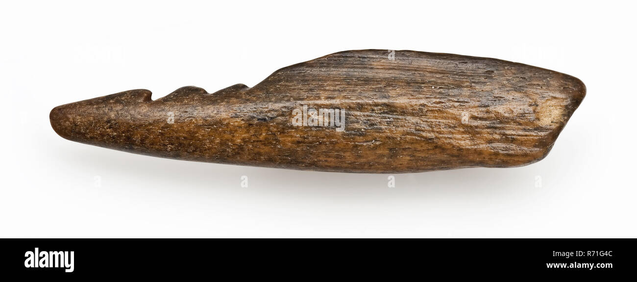 Gambe segnalato con tre punte appuntite harpoon terreno ramo trovato, segato tagliare terreno tarda età della pietra archeologia cultura Maglemose Rotterdam Maasvlakte pietra preistorici età tarda età della pietra pesce pesca di cattura di alimentazione di massa di suoneria scoperta Maasvlakte Maglemose cultura. Foto Stock
