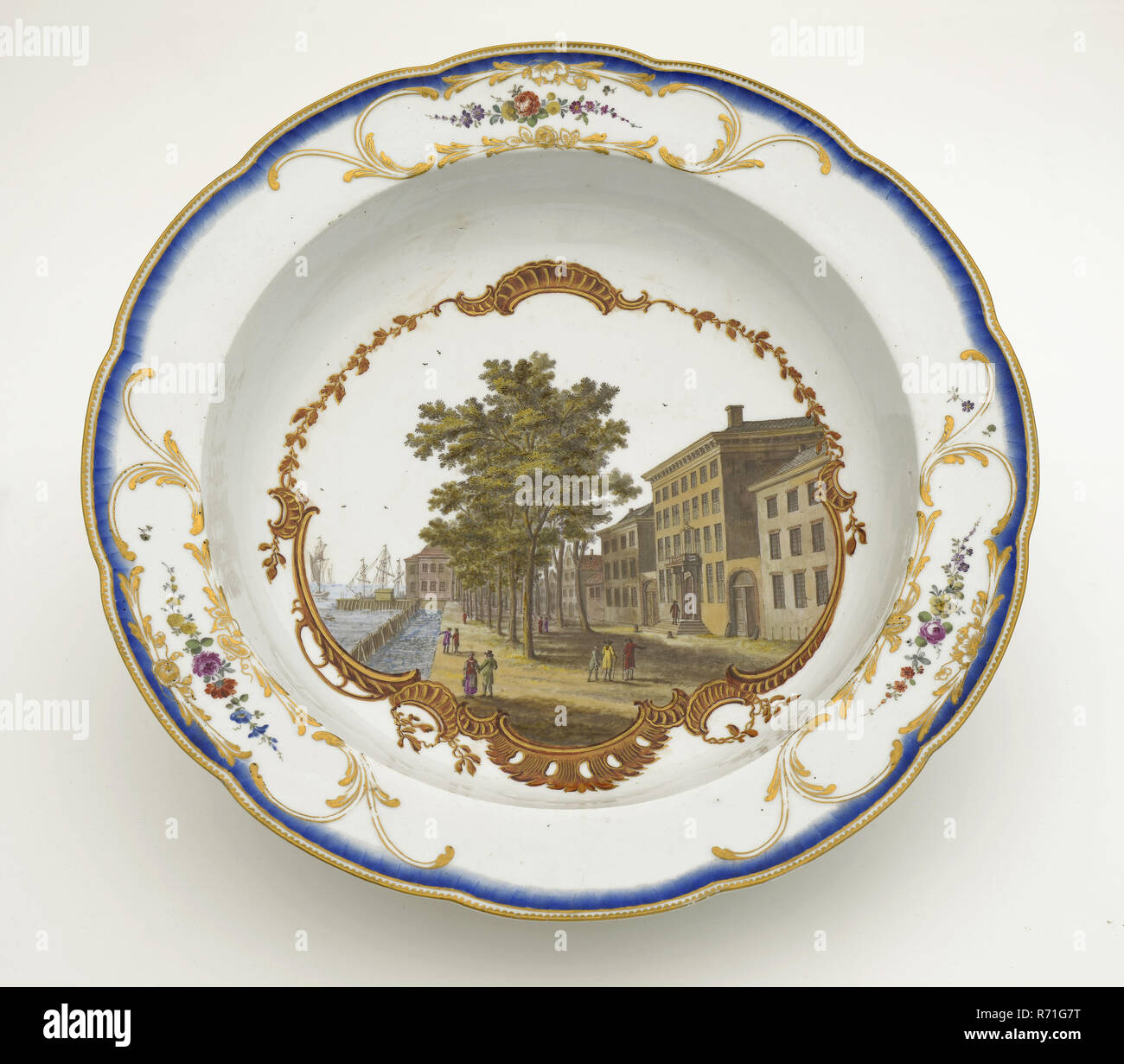 Porzellan-Manufaktur Meissen, piatto con immagine del capo ufficio della Dutch East India Company (Oost-Indisch Huis) all'Boompjes, piastra di supporto delle stoviglie in ceramica vaso di porcellana, girato verniciato dritto al forno stand convessa ad anello ciotola smerlata bordo leggermente in rilievo due spade incrociate con il punto (verniciato di fondo in blu underglaze) Rotterdam triangolo cittadino olandese VOC East India Company Willem V Orange Nassau Boompjes East Indian House 1700 Nel 1772, la East India Company ordinato servizio decorativo di 435 parti dalla fabbrica di porcellana di Meissen come regalo per Stadholder principe Guglielmo V nel 1774 th Foto Stock