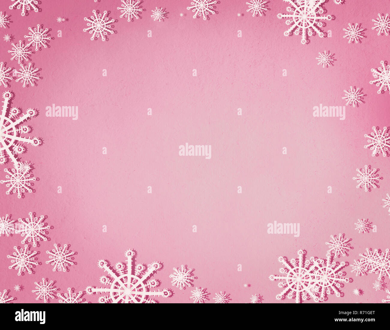 Telaio di fiocchi di neve sul rosa pastello sfondo con copia spazio, vista dall'alto. Natale e vacanze inverno concept Foto Stock