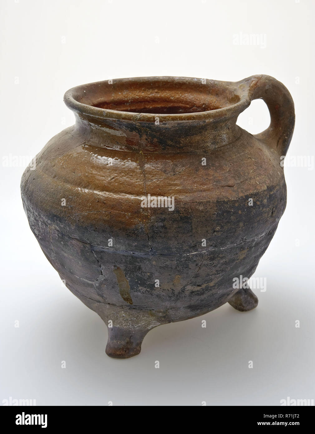 Grande brocca di cottura, uva modello di terracotta rossa su tre gambe, salsiccia orecchio, con parsimonia brillato, uva pentola di cottura titolare di stoviglie stoviglie massa ceramica scoperta di coccio smalto smalto di piombo, mano vetrato ruotato fritto di cottura di grandi dimensioni Brocca modello di uva con una salsiccia permanente orecchio tre gambe di cui due sono completati con intonaco rosso shard con parsimonia smaltati sul bordo spalla e solo internamente nella parte inferiore al di sotto del collo, apertura a forma di uovo con corpo sporgente del bordo superiore di forma grossolanamente pesante con i mandrini al di sopra della metà inferiore del ventre archeologia inn il cuore Geervliet Bernisse indi Foto Stock