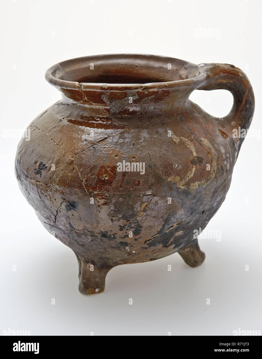 Caraffa di cottura, uva-modello di terracotta rossa su tre gambe, salsiccia orecchio, satinato, uva pentola di cottura stoviglie utensili da titolare di terracotta terracotta ceramica smalto smalto di piombo, girate a mano vetrate limonata fritte ceramiche cooker uva-modello con una salsiccia permanente orecchio tre gambe. Red shard esterna smaltata solo sulla spalla uovo vetrato-corpo sagomato con eccezionale a forma di imbuto bordo superiore alcuni fanghi sciatta accanto all'orecchio senza copertura di archeologia di smalto inn il cuore Geervliet Bernisse indigeni cottura ceramica cucina preparazione alimentare scoperta del suolo: Geervliet Dorpsplein 1 demolizione Trouw mettere 5 Foto Stock