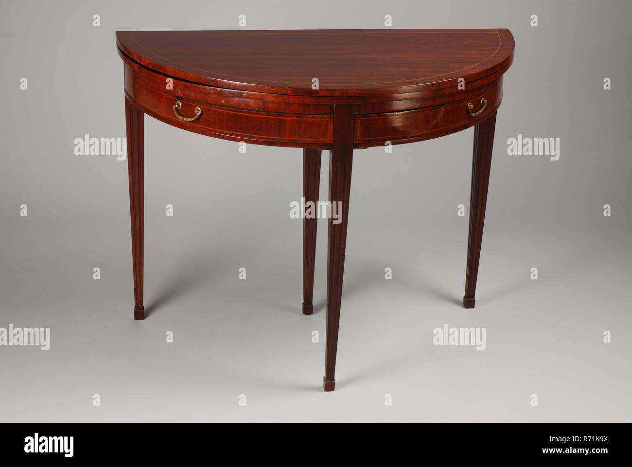 Mogano fold-out Louis cogliere mezza luna tavolo, tavolo da gioco tavolo pieghevole tabella di mobili di design di interni in legno di rovere in mogano, ottone ripiegata 94.0 mogano fold-out Louis cogliere mezza luna tabella parte posteriore centrale-gamba estensibile a supporto di piegato fuori dal piano di lavoro di due cassetti i raccordi in ottone intarsiato tubazione nella parte superiore e le gambe home interior Louis XVI Louis XVI Louis cogliere Foto Stock