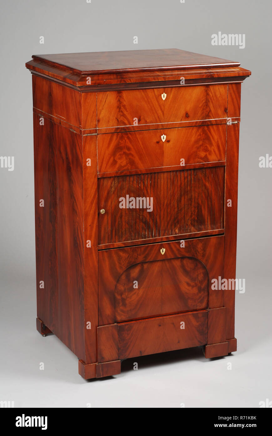 Biedermeier armadio di lavaggio, cassettiera credenza mobili componibili Mobili di design di interni in legno di mogano rovere gamba ottone, Biedermeier armadio di lavaggio top con specchio e lo spazio per la lampada impostare lo spazio di storage dietro la tapparella fondo grandi cassetti per pentola e piccolo cassetto per accessori Biedermeier Foto Stock