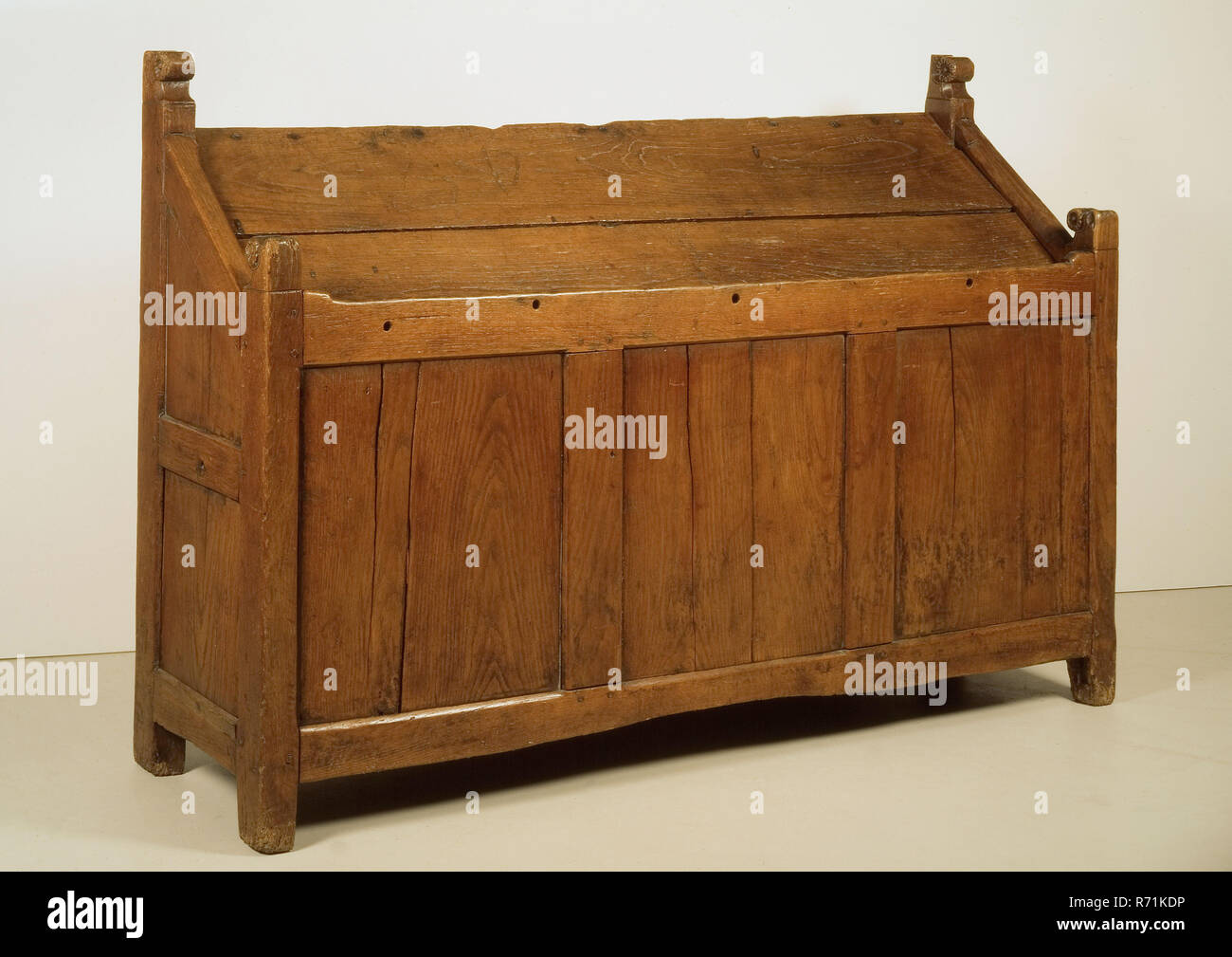 Reader, leggio mobili standard interior design in legno in legno di rovere, Rovere scrivania di legno con scrittura obliqua con superficie incisa armadio chiuso con tre pannelli nella parte anteriore. Al centro dell'alto Sportello posteriore con letti in ferro battuto con cursore e due cardini di ferro battuto su tutta la larghezza della porta su entrambi i lati della porta due pannelli al di sopra di ogni altro. Il foglio di scrittura è costituito da due parti tra le quali vi è spazio. Sulla parte superiore dei quattro montanti d'angolo pulsante taglio con motivo floreale nella parte inferiore del foglio di scrittura quattro fori sulla pagina di scrittura alcune iscrizioni può essere visto: Foto Stock