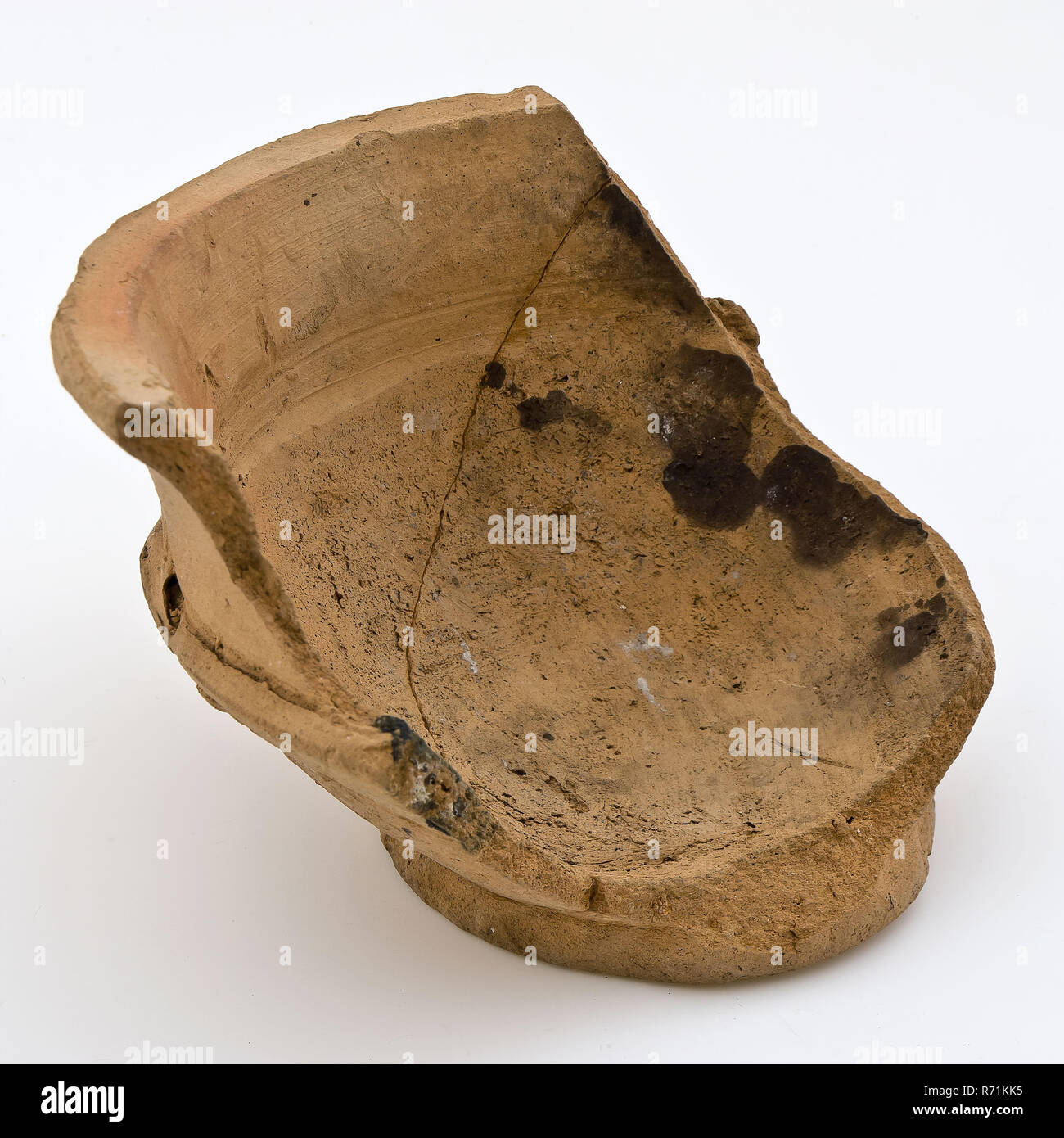 Frammento di prova non smaltate su supporto anello di fuoco di prova dello stampo di prova trovare terreno di ceramica, anello 7.9 girate a mano cotto il frammento del test su supporto anello. Red shard non smaltate. A forma di ciotola modello con parete laterale piegato. Battuta sotto lo spallamento lungo l'esterno approssimativamente sagomata e parzialmente finito di archeologia Rotterdam IJsselmonde indigeni di riscaldamento in ceramica per la cottura camera con cucina per la preparazione di alimenti suolo stoof scoperta: castello IJsselmonde ben 1 Rotterdam 1972. Foto Stock