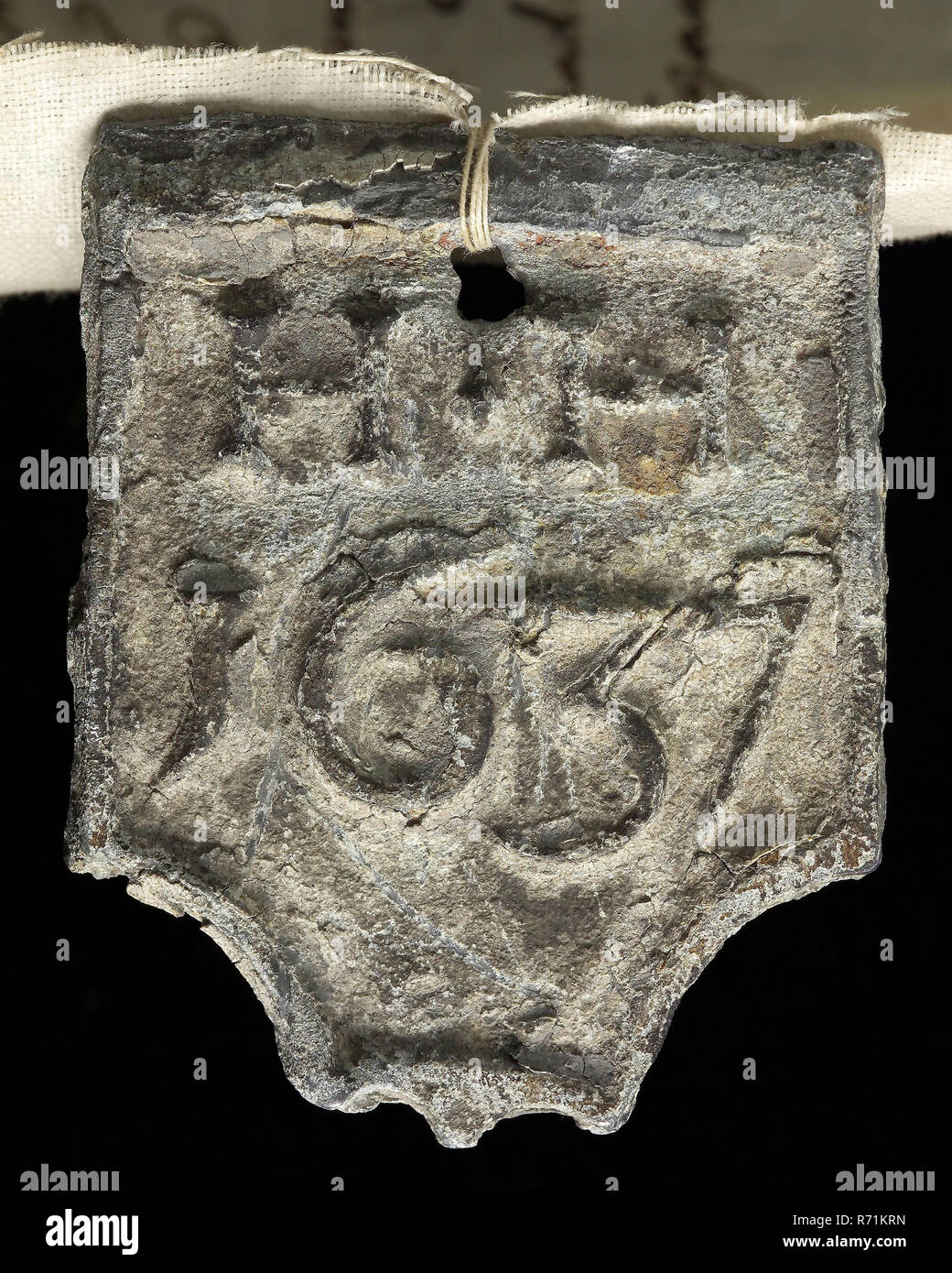 HH, tetto piombo, schermo a forma di piastra di copertura con 1637, iniziali HH e etichetta di testo, intrecciatura marchio piombo piombo metallico biancheria? H 5,7, slater Poortugaal Albrandswaard Foto Stock
