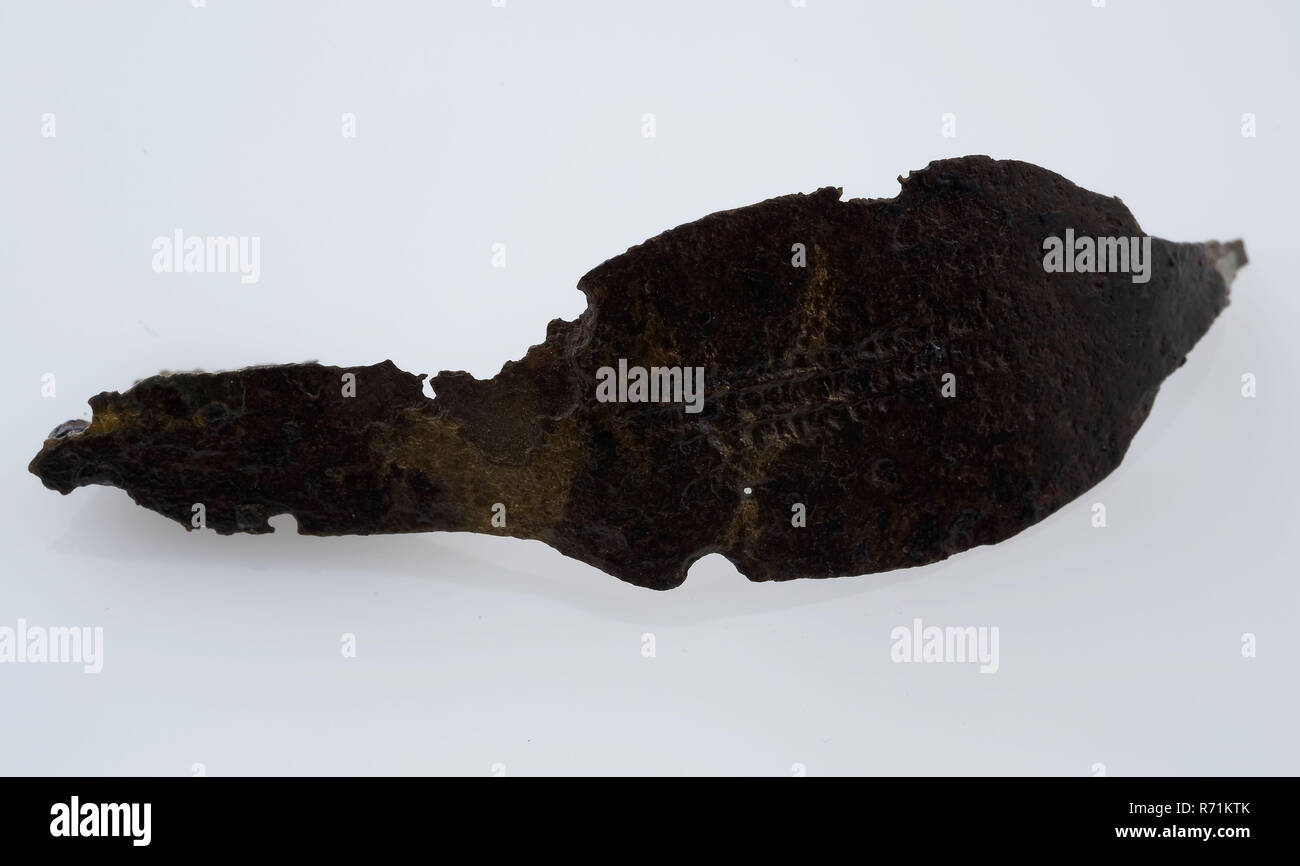 Fibula in bronzo o mantello pin, modello curvo con schienale piatto, senza pin, il perone lampo trovare terreno di bronzo, versata battuto trainato fibula di bronzo o mantelplate modello curvo con ampio retro del sottilmente bronzo battuto archeologia Geervliet Bernisse tempo romano Alto Medioevo vestito i perni di fissaggio del suolo Geervliet rilevamento posizione nuova Markenburg 1965. Foto Stock