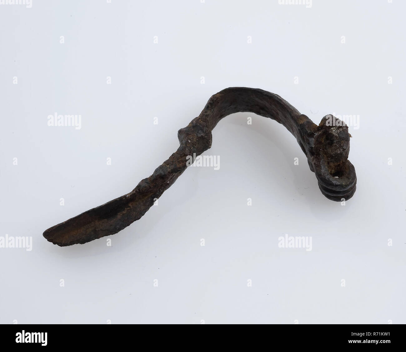 Fibula in bronzo o mantello pin, stretta modello curvo, perone lampo trovare terreno di metallo in bronzo, in ghisa bronzo disegnato dalla fibula o mantello contatto stretto e modello curvo ago fibula archeologia Spijkenisse tempo romano Alto Medioevo abito perni di fissaggio suolo scoperta Spijkenisse. Foto Stock