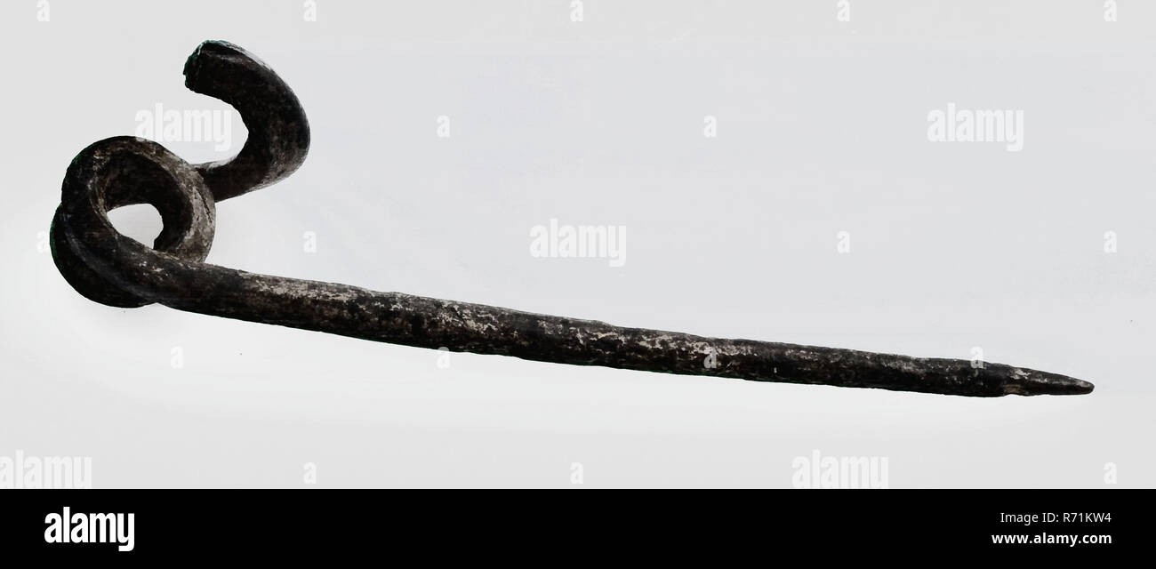 Ago del perone o mantello pin, il perone lampo trovare terreno di bronzo, cast disegnato ago in bronzo del perone. Arricciata piuma e estremità appuntita archeologia Geervliet Bernisse tempo romano Alto Medioevo vestito i perni di fissaggio del suolo Geervliet discovery Nieuw Markenburg 1966. Foto Stock