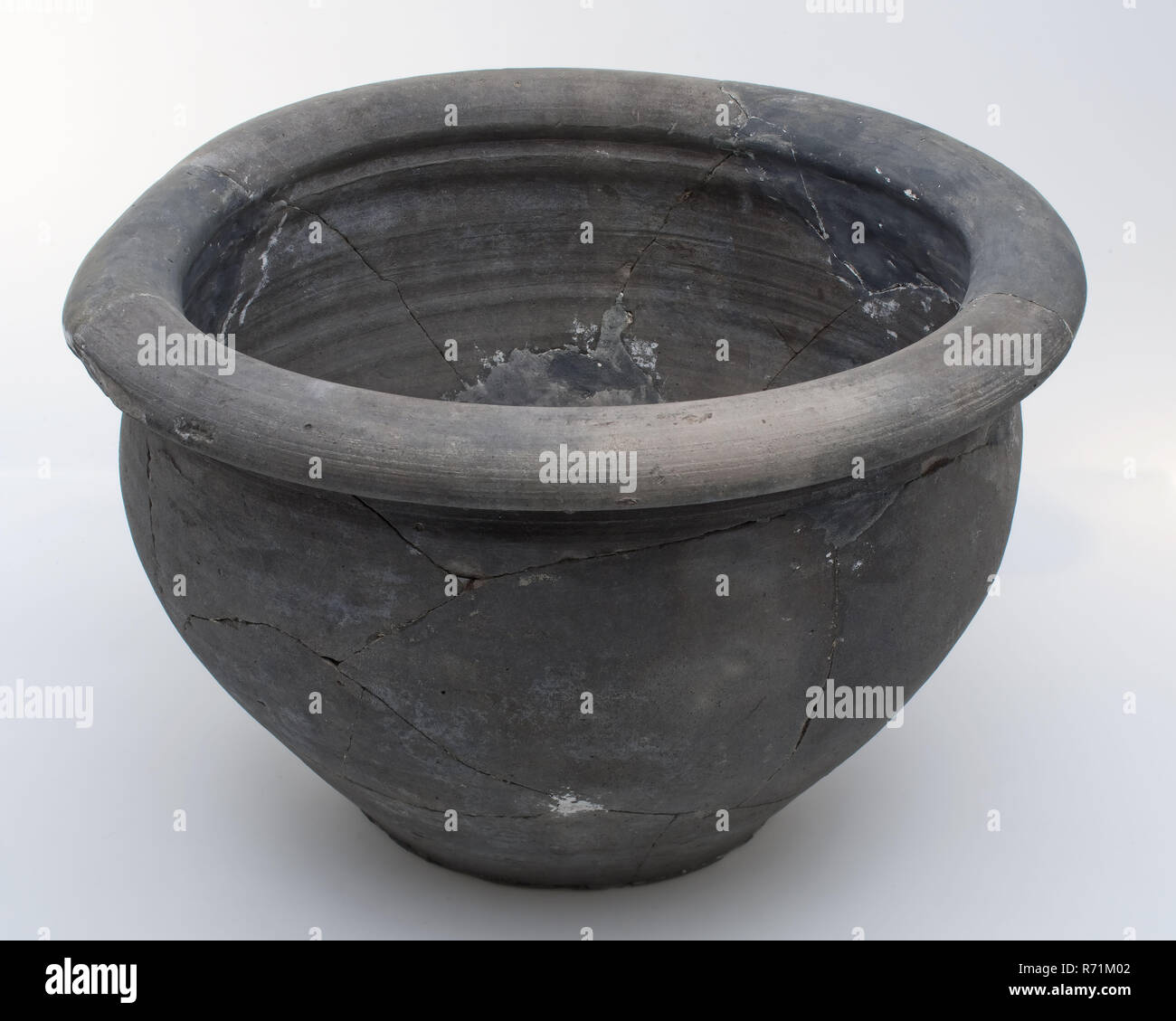 Grande ceramica pentola di storage con ampio bordo superiore e piccolo stand, terra nigra, storage pot pot titolare trovare terreno di ceramica, di terracotta girate a mano al forno di storage di grandi dimensioni sulla pentola piccola superficie di supporto ampia e rotondo bordo superiore. Terra nigra ridotto di terracotta fritto. Interno di ruote di filatura esternamente archeologia lisciata Spijkenisse indigeni importazione di ceramiche archiviare salvare romana scoperta del suolo Spijkenisse Point road nella fossa del vano 5 e 1973.10.04. Foto Stock