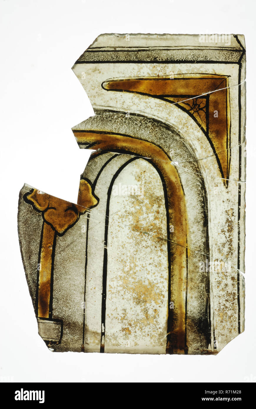 Frammenti di vetro verde con vetrate, volta gotica, vetro di finestra di materiale di costruzione di suolo trovare vetro, w 9.8 disegnati in ghisa verniciata di taglio frammenti di cotto di rombo di colorato verde vetro di finestra. Il vetro macchiato immagine mostra swallow decorazione (fiore) e relativo profilo in giallo (in alto a destra). Sotto la grotta elenco intorno fortemente stampato arco lungo il quale profilo giallo appare mostrare toot nel mezzo. Il toot è decorato con foglia trilobal dietro la foglia è un altro profilo di colore giallo che può essere ulteriormente indietro nella costruzione di archeologia Geervliet Landpoortstraat Bernisse vetraria indigeni Foto Stock