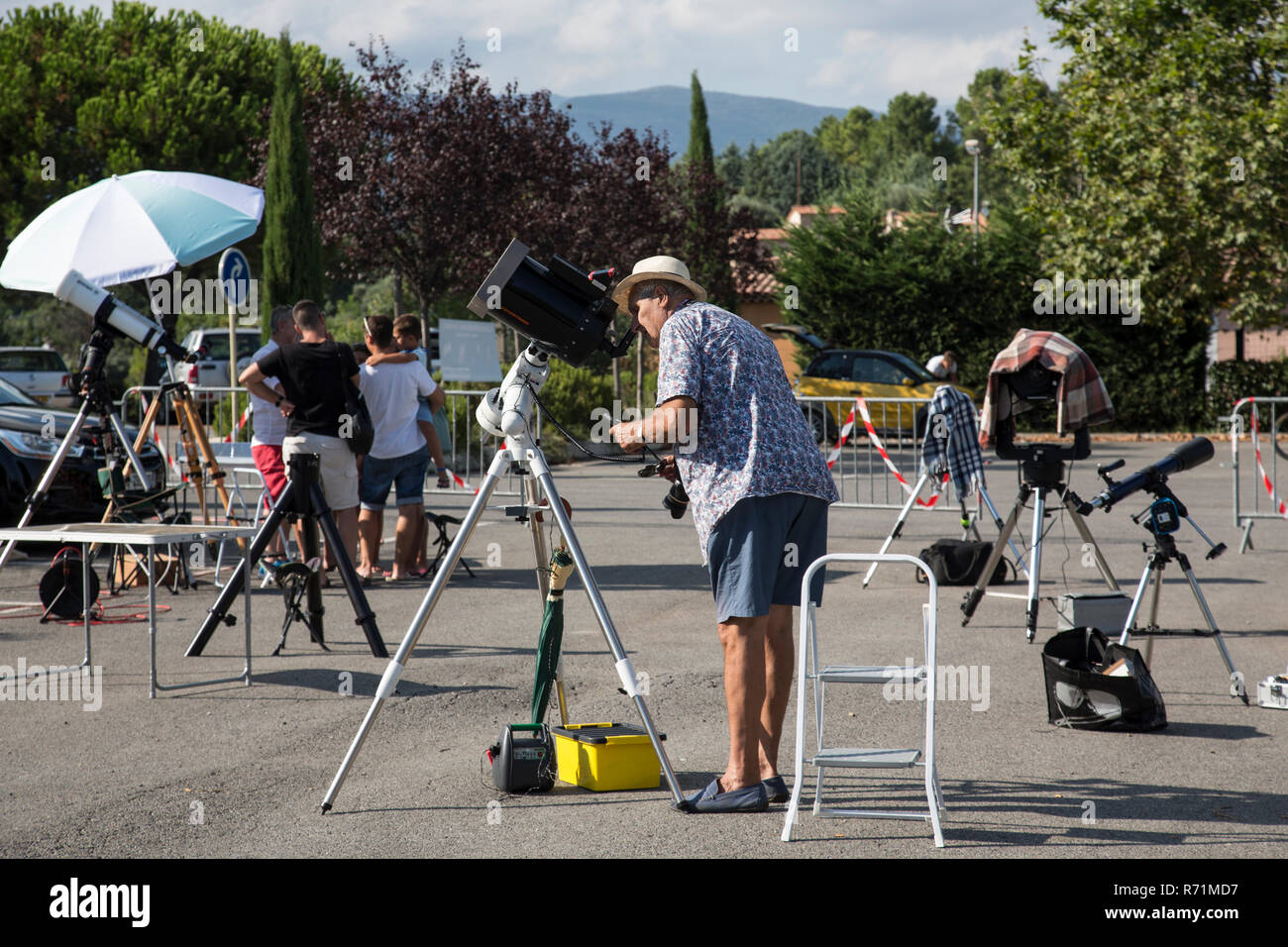 Gli astronomi posizionare i loro telescopi in preparazione al stargaze nel cielo di notte sulle colline di Montauroux, Provence-Alpes- Cote d'Azur, in Francia Foto Stock