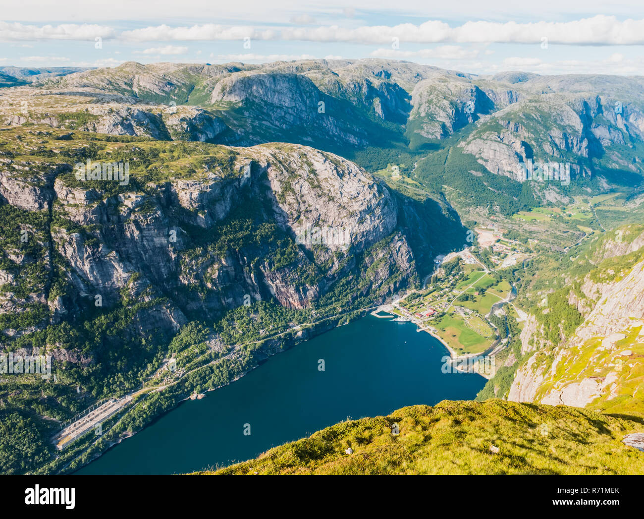 Fiordo norvegese e le montagne in estate. Lysefjord, Norvegia Foto Stock