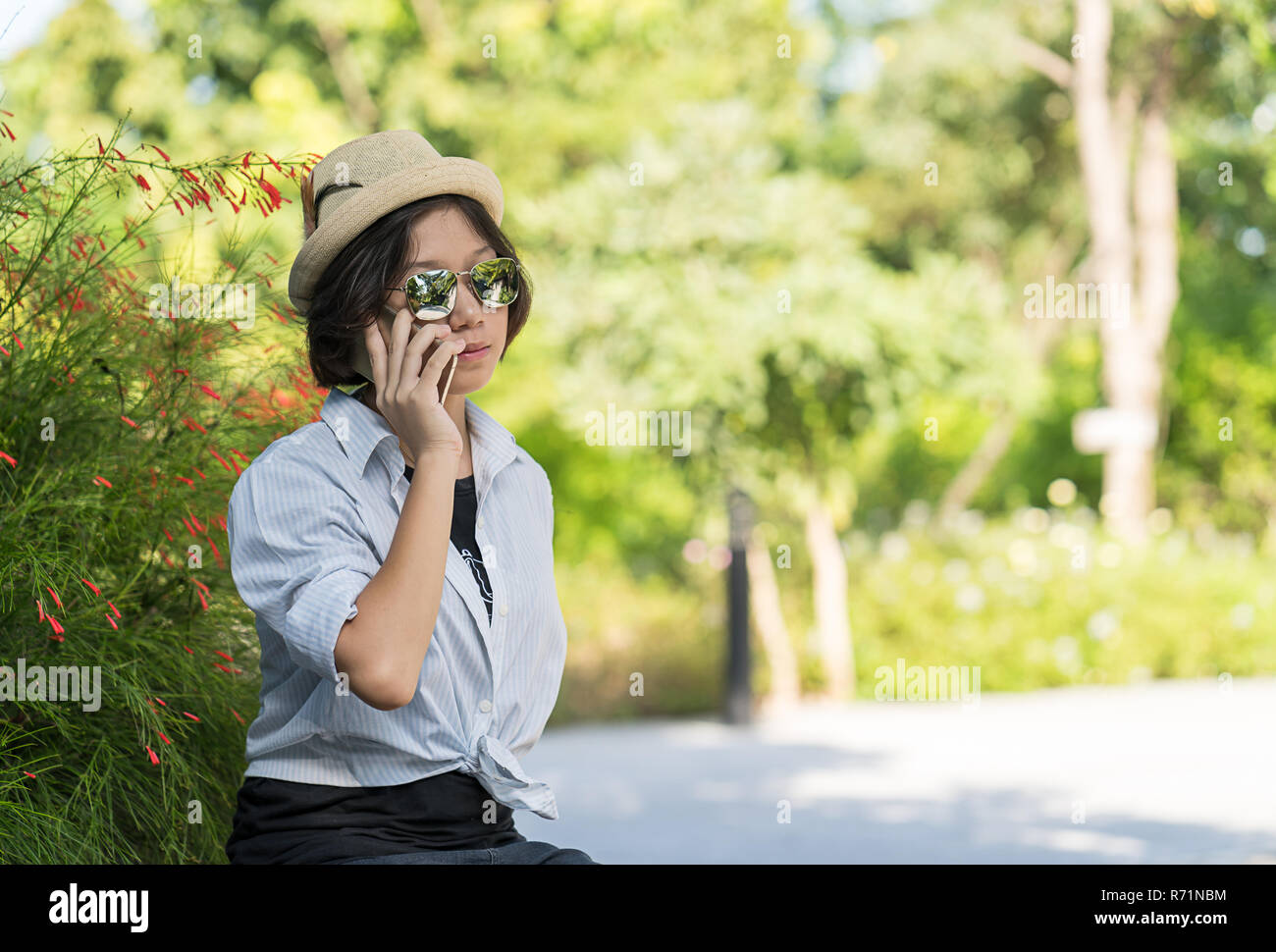 Le donne con capelli corti che indossa il cappello in giardino Foto stock -  Alamy