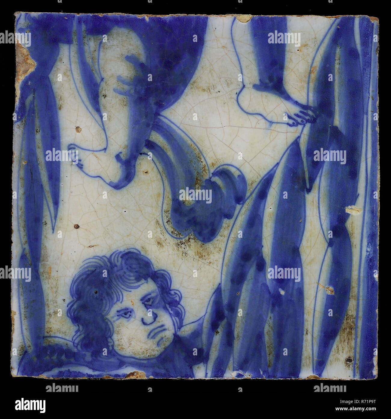 Piastrella del tableau in blu su sfondo bianco con configurazione di ripetizione di angeli appesi ghirlande, liane, Piastrella immagine frammento riprese terreno trovare ceramica smalto di terracotta, archeologia Foto Stock