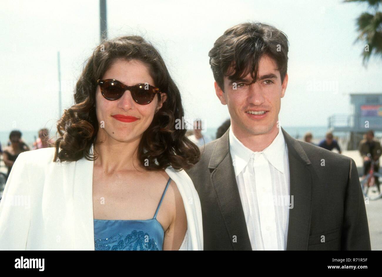 SANTA MONICA, CA - MARZO 27: attrice Catherine Keener e il marito attore Dermot Mulroney frequentare l'Ottava annuale IFP/West Independent Spirit Awards il 27 marzo 1993 presso la spiaggia di Santa Monica a Santa Monica, California. Foto di Barry re/Alamy Stock Photo Foto Stock