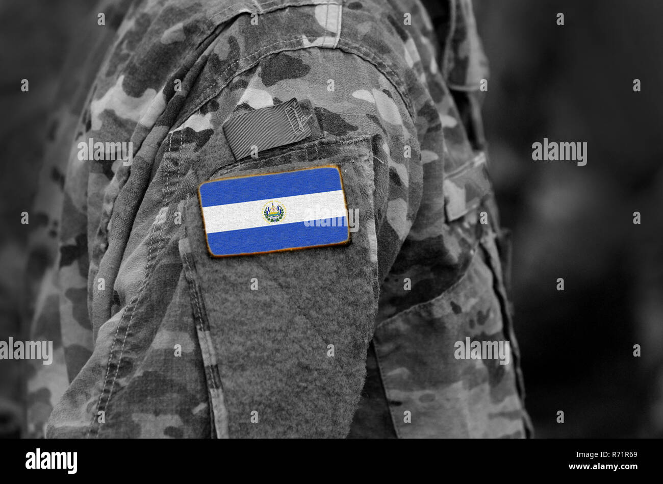 Bandiera di El Salvador sul braccio di soldati. Bandiera della Repubblica di El Salvador su uniformi militari (collage). Foto Stock