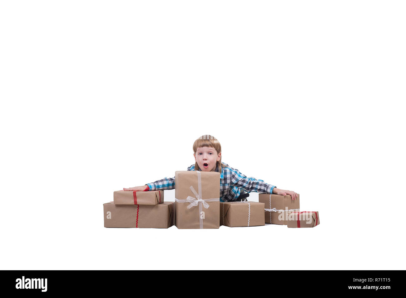 Felice ragazzo giocando con i regali di Natale Foto Stock