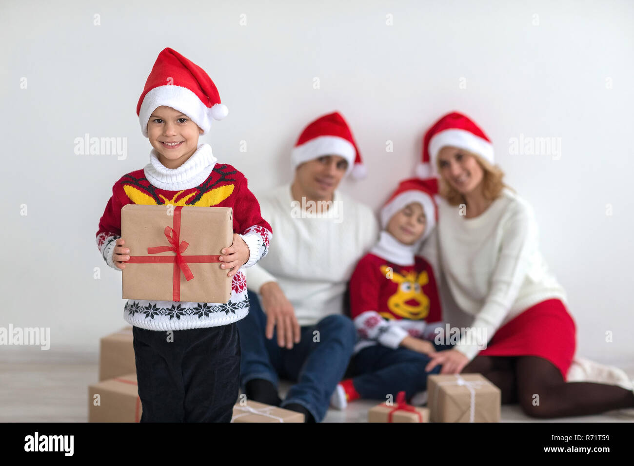 La famiglia felice la preparazione per il Nuovo Anno e vacanze di Natale Foto Stock