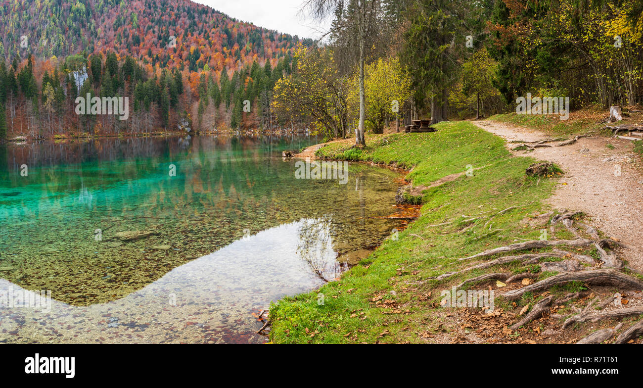 Tarvisio. Lago Inferiore di Fusine. Autunno di riflessioni e di emozioni. Foto Stock