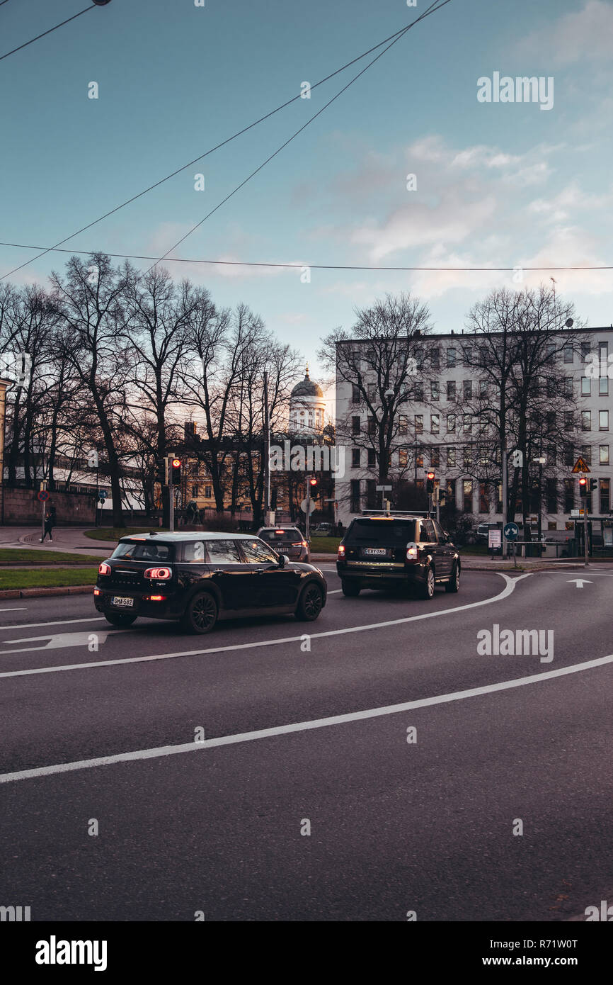 11.17.2018 Redazione Helsinki Finlandia, automobili in attesa della luce rossa su una sera d'autunno Foto Stock