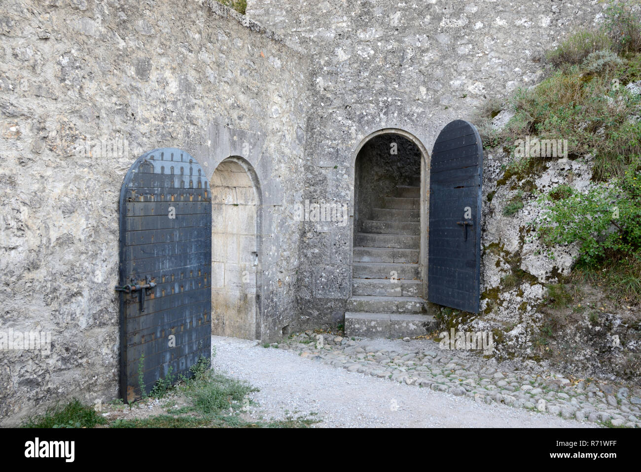 Protezione in metallo Porte, portali ad arco & sentiero acciottolato nella cittadella medievale, castello o fortezza Sisteron Alpes-de-Haute-Provence Provence Francia Foto Stock