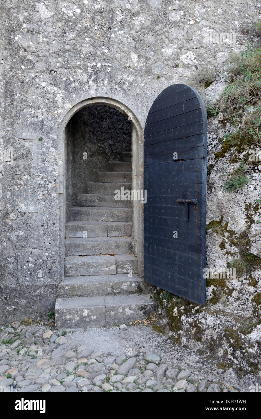 Protezione in metallo porta, portale ad arco & sentiero acciottolato nella cittadella medievale, castello o fortezza Sisteron Alpes-de-Haute-Provence Provence Francia Foto Stock