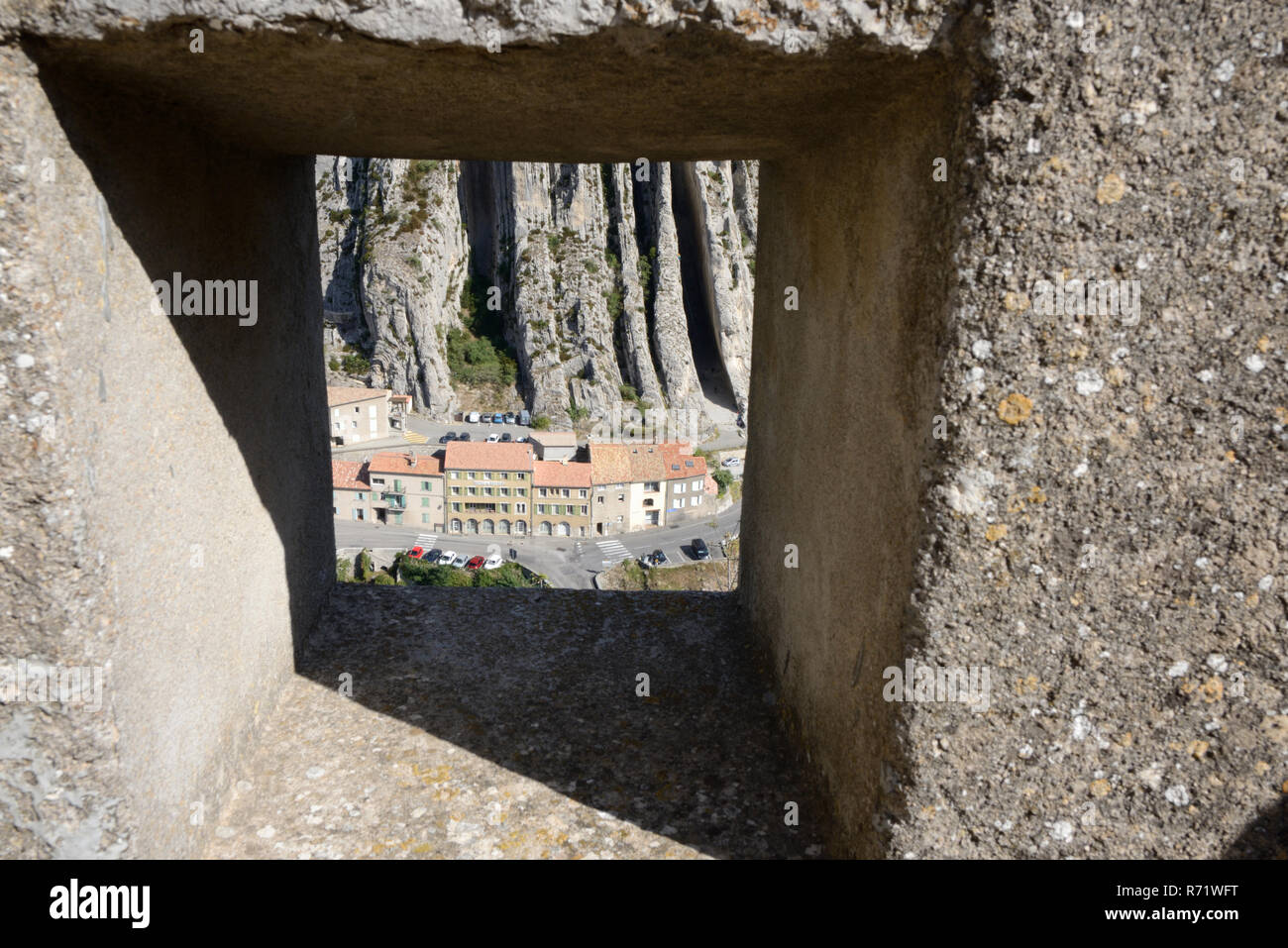 Vista la Baume strati di roccia formazione dal diavolo o Sentry-Box torretta della cittadella, Fort, castello o fortezza Sisteron Provence Francia Foto Stock