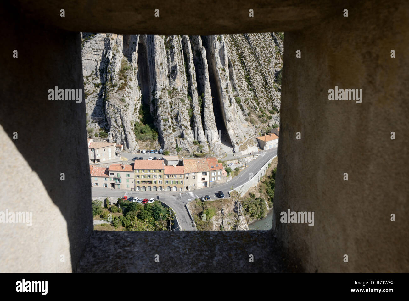 Vista la Baume strati di roccia formazione dal diavolo o Sentry-Box torretta della cittadella, Fort, castello o fortezza Sisteron Provence Francia Foto Stock