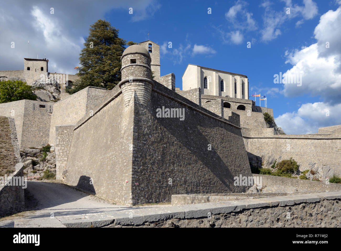 Cittadella, Fort, fortezza, il castello e le mura fortificate con Bartisan o torretta difensiva a Cittadella di Sisteron Alpes-de-Hautes-Provence Foto Stock
