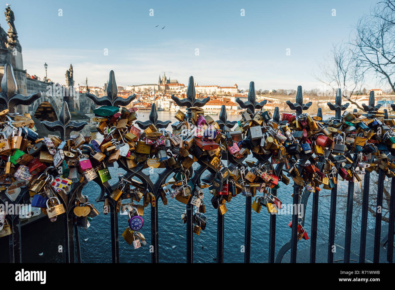 Praga, Repubblica Ceca - 9 dicembre 2017: un sacco di amore si blocca attaccata alla ringhiera vicino al Ponte Carlo. Dicembre 9, 2017 Praga, Repubblica Ceca. Foto Stock