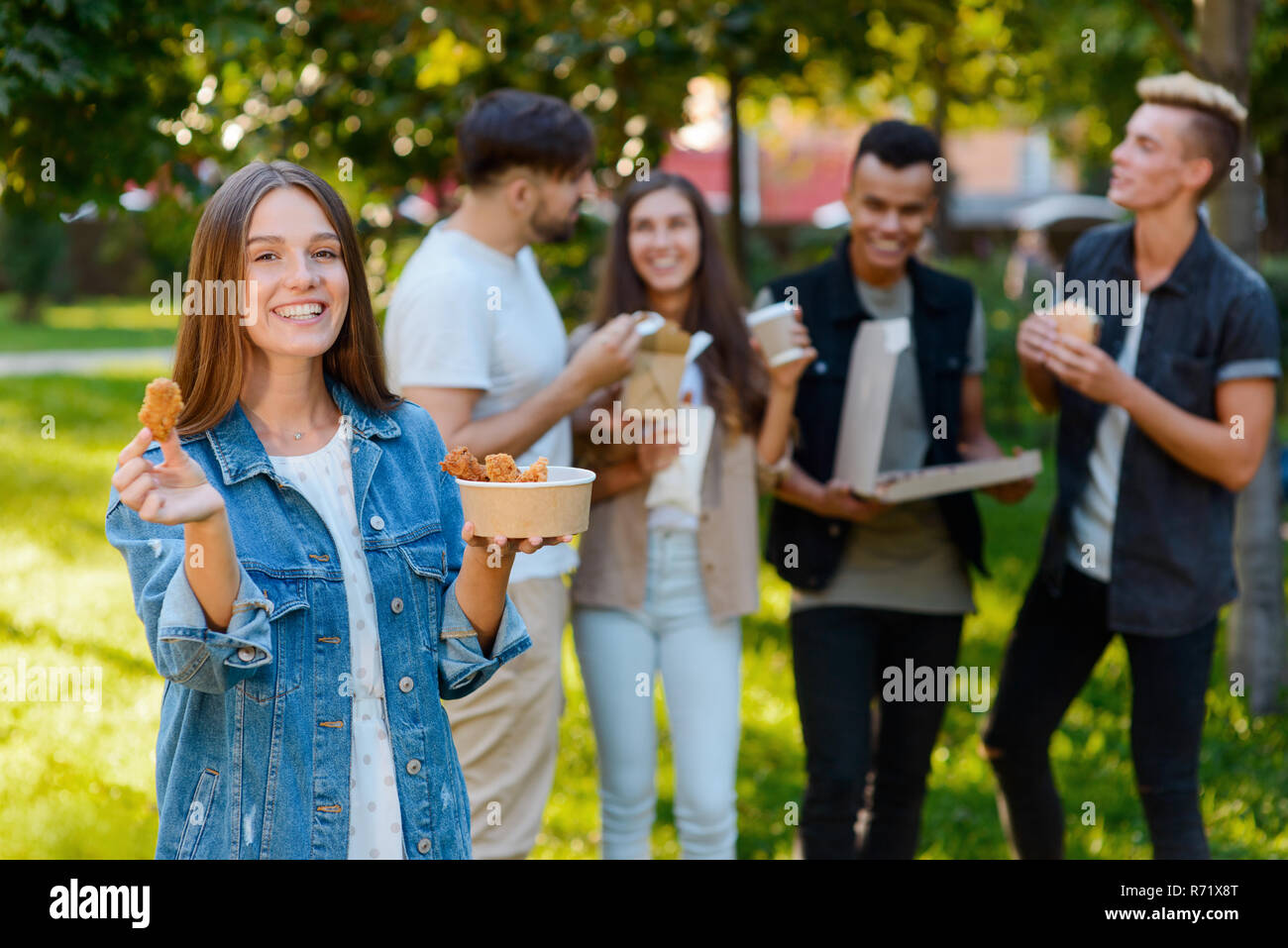 Ragazza vi godete il gustoso pollo fritto Foto Stock