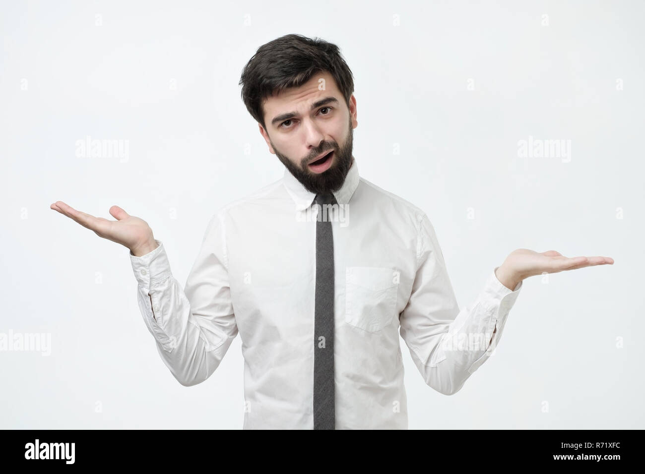 Chi lo sa e non era il concetto di me. Perplesso bald uomo caucasico non è sicuro nella sua testimonianza. Foto Stock