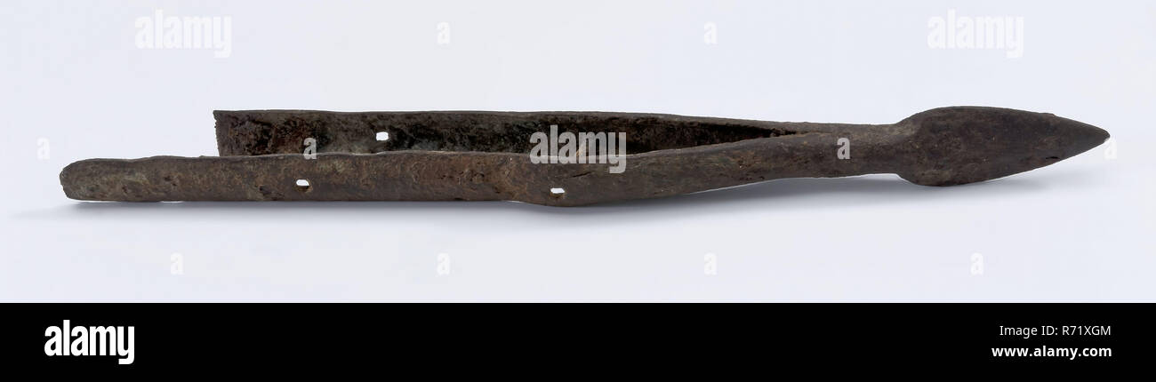 Punta di diamante, probabilmente dal lancio di Lancia Lancia Lancia arma terreno di trovare la parte metallica in ferro, Punto di gettare lancia con lama affilata punta e ampia langlets o molle di albero di archeologia lancia arma alabarda lancia gettando spies militaria Foto Stock