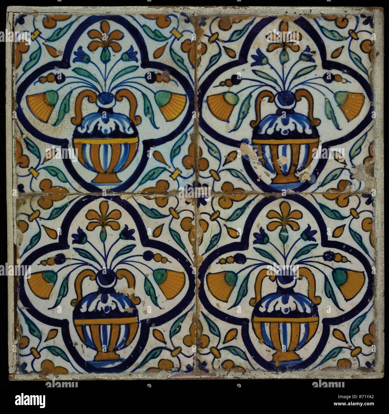 Campo di piastrelle di quattro vasi di fiori, incorniciato, angolo motif, ala foglia, Polychrome, piastrelle in parete passo piastrella piastrella ceramica scultura ceramica smalto cotto 2x verniciato satinato Campo di quattro piastrelle centralmente tre fiore in fiore blu vaso con due grandi orecchie arancione. Blu scuro con cornice a quattro lobi telaio. Il design angolare: ala battente. Policromi. Foto Stock Campo di piastrelle di quattro vasi di fiori, incorniciato, angolo motif, ala foglia, Polychrome, piastrelle in parete passo piastrella piastrella ceramica scultura ceramica smalto cotto 2x verniciato satinato Campo di quattro piastrelle centralmente tre fiore in fiore blu vaso con due grandi orecchie arancione. Blu scuro con cornice a quattro lobi telaio. Il design angolare: ala battente. Policromi. Foto Stock