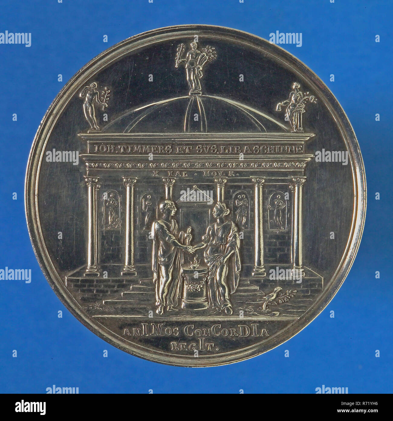 M. Holtzhey, medaglia al 25-anno-vecchio real estate di Johannes Timmers e Suzanna Libertina van Schinne il 10 novembre 1728, medaglia di nozze penning riprese, argento battuto, Tempio e due persone di altare testi sul Tempio e tempo di versi, JoH.Timmers et Sus.Lib. Schinne X KAL. Nov.R. anImos ConCorDIa reGit matrimonio Rotterdam Foto Stock