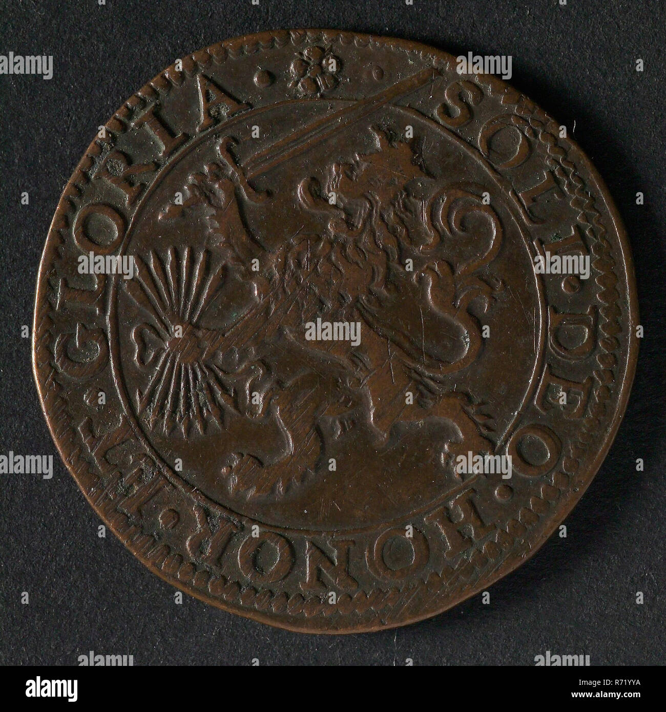 Medaglia per la vittoria del principe Maurits a Turnhout e altri eventi di guerra, jeton medaglia di utilità penny exchange rame, coronato Leone Olandese con la spada e frecce Bundes regolamento: Solis. DEO. Onore ET. GLORIA (Rose) (solo a Dio hanno l'onore e lode) Principe Maurits Foto Stock