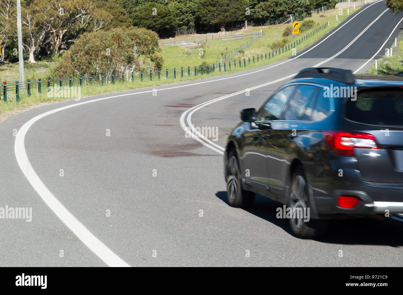 Grandi macchie di sangue su un angolo di strada rurale dopo la fauna selvatica è stato colpito e ucciso durante la notte in Australia Foto Stock