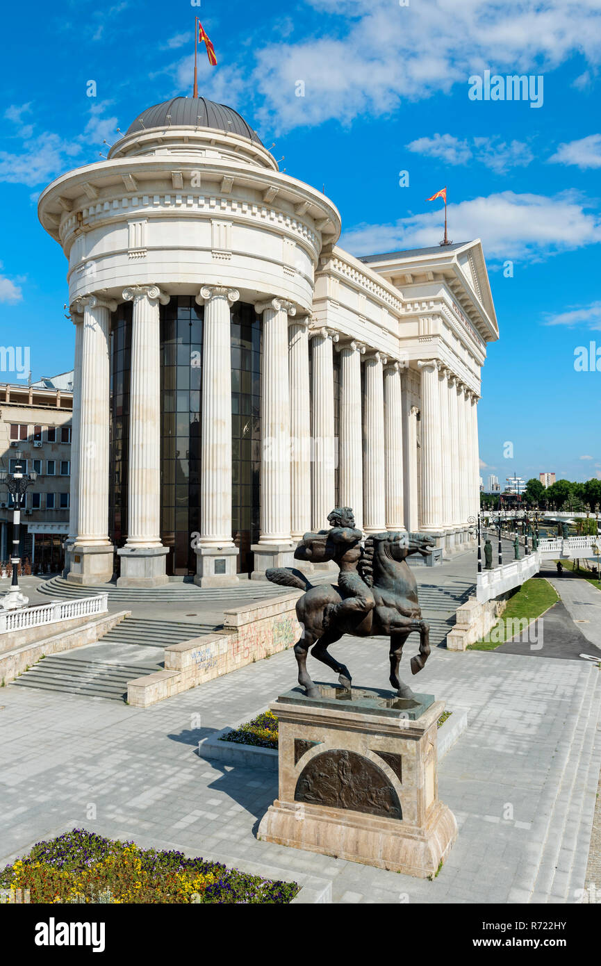 Museo archeologico di Macedonia, Karposh ribellione della piazza con Karposh statua equestre,Skopje, Macedonia Foto Stock