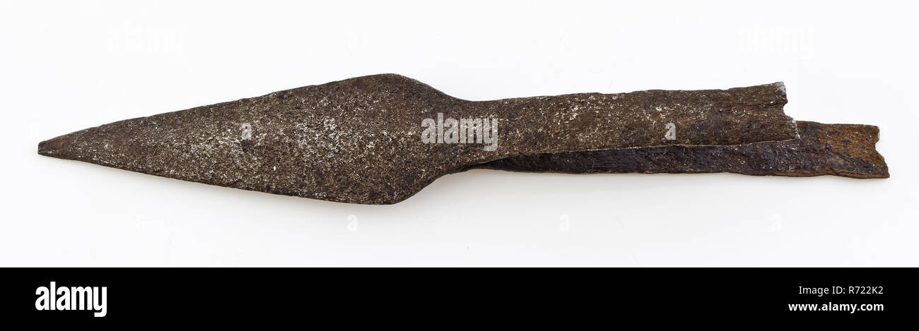 Punta di diamante, eventualmente dal lancio di Lancia Lancia Lancia terreno di braccio di ferro trovato metallo, Punto di lancia con lama affilata punta e langlets stretta o molle dell'albero. Due forgiato lama a bordo di ritorno al di sopra della metà archeologia Rotterdam Delfshaven lancia arma lancia i picchi di lancio militaria guerra scoperta del suolo rilevati durante il lavoro preparatorio al Lage Erfbrug in Delfshaven Rotterdam. Foto Stock